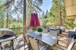 Balkón nebo terasa v ubytování 1 Mi to Pine Mountain Lake Marina Yosemite Cabin!