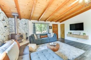 TV a/nebo společenská místnost v ubytování 1 Mi to Pine Mountain Lake Marina Yosemite Cabin!