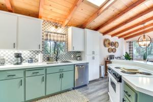 Kuchyň nebo kuchyňský kout v ubytování 1 Mi to Pine Mountain Lake Marina Yosemite Cabin!