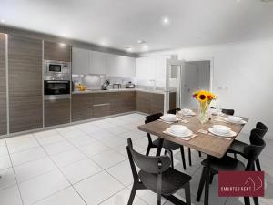 Kuchyň nebo kuchyňský kout v ubytování Maidenhead, Leander - 3 Bedroom - Parking & Garden