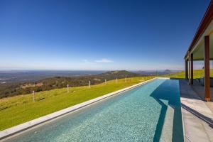 Bazén v ubytování Petrichor Estate - 360 Views Pool & Spa nebo v jeho okolí