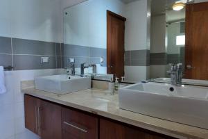 Ένα μπάνιο στο Beachfront Cabarete Apartment +36 φωτογραφίες