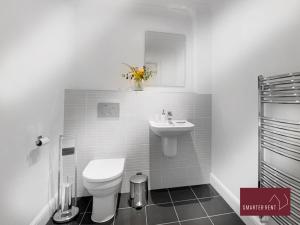 Koupelna v ubytování Maidenhead, Leander - 3 Bedroom - Parking & Garden