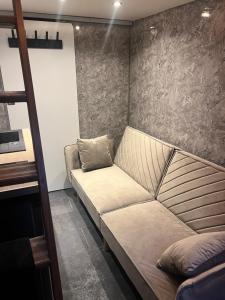 a couch in the corner of a room at Beau-voisin 2 in Rouen