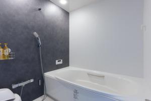 ein Badezimmer mit Dusche und Toilette in der Unterkunft Habitacion Cottage Jin in Azagawa + 35 Fotos