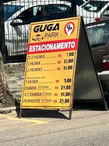 a sign on the side of a parking lot at Lindo apt próximo ao consulado in Porto Alegre
