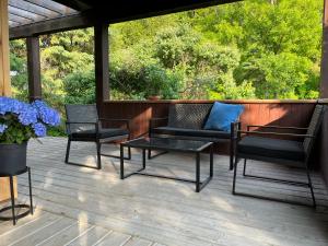 un portico con sedie, tavolo e cuscino blu di Boho Loft in Downtown Wakefield a Wakefield