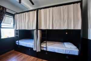 Voodi või voodid majutusasutuse Howzit Hostels Hawaii toas +25 fotot