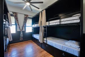 Voodi või voodid majutusasutuse Howzit Hostels Hawaii toas