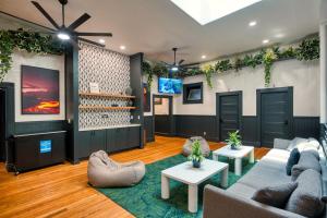Televiisor ja/või meelelahutuskeskus majutusasutuses Howzit Hostels Hawaii
