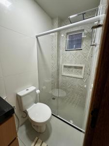 ein Badezimmer mit Toilette und Dusche in der Unterkunft Flat Pé na Areia Iriri T03 - Conforto a 3 Min da Praia in Anchieta