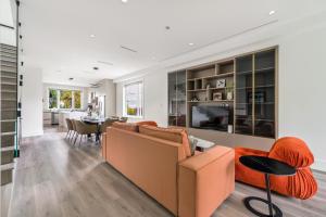 ein Wohnzimmer mit Sofa und Tisch in der Unterkunft Charming and Modern Retreat in Vancouver Trendy 42nd Avenue Neighbourhood in Vancouver