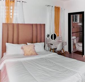 una camera da letto con un letto grande e una scrivania di Serene Beach Apartment a La Romana
