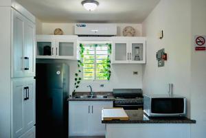 Cucina o angolo cottura di Serene Beach Apartment