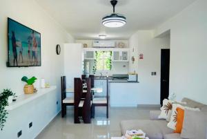 un soggiorno e una cucina con un divano e un tavolo di Serene Beach Apartment a La Romana