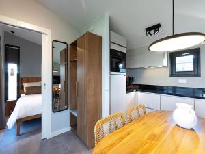 Galeriebild der Unterkunft Docklodge in Friesland with Private Mooring in Delfstrahuizen
