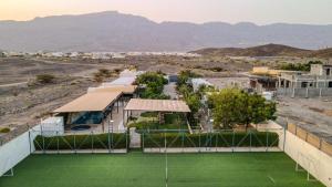 an aerial view of a tennis court in the desert at استراحة الأسطورة in Al Ḩamrāʼ