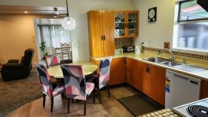 Η κουζίνα ή μικρή κουζίνα στο Ahuriri Escape - Home Away Home, Entire Bungalow