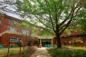 保尔罕希尔斯Mary MacKillop Spirituality Centre Baulkham Hills的前面有树的砖砌建筑