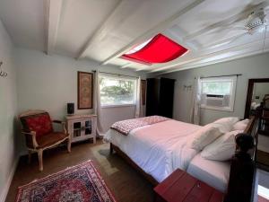 Ένα ή περισσότερα κρεβάτια σε δωμάτιο στο Cabin in the Oaks! Private spa! Outdoor Shower