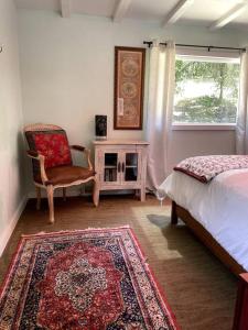 Ένα ή περισσότερα κρεβάτια σε δωμάτιο στο Cabin in the Oaks! Private spa! Outdoor Shower +45 φωτογραφίες