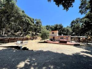 Κήπος έξω από το Cabin in the Oaks! Private spa! Outdoor Shower