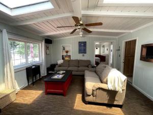 Χώρος καθιστικού στο Cabin in the Oaks! Private spa! Outdoor Shower