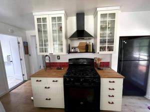 Η κουζίνα ή μικρή κουζίνα στο Cabin in the Oaks! Private spa! Outdoor Shower