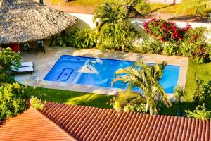 an overhead view of a swimming pool in a yard at Hotel Villa Roma Beach Cumbuco in Caucaia