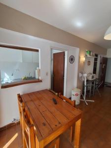una mesa de madera en una habitación con comedor en Apartamento Libra 6, en Villa Gesell