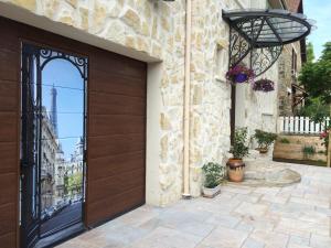 a house with a wooden door and a balcony at Chatihotes in Châtillon