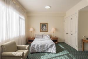 Mary MacKillop Spirituality Centre Baulkham Hills客房内的一张或多张床位