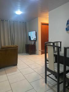 TV a/nebo společenská místnost v ubytování Apartamento familiar próximo ao centro