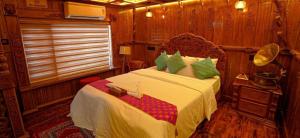 Royal Houseboats客房内的一张或多张床位
