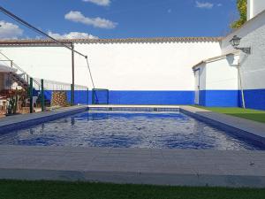 a swimming pool in the backyard of a house at Casa rural el Retiro de Sancho in Cózar