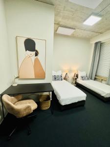 Una habitación con dos camas y una silla dentro. en ElbApartment 29 qm mit eigenem Badezimmer, en Hamburgo