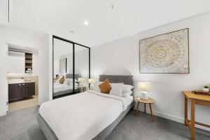 PhillipにあるPhillip 2-Bed: Chic Interiors Amazing Amenitiesの大きな白いベッドとバスルームのある寝室 +21枚の写真