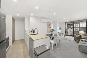 PhillipにあるPhillip 2-Bed: Chic Interiors Amazing Amenitiesのキッチンとテーブルとソファのあるリビングルーム