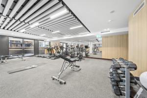 PhillipにあるPhillip 2-Bed: Chic Interiors Amazing Amenitiesの館内のジム(椅子、トレッドミル付)