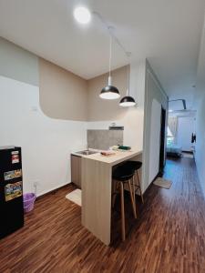 una cucina con isola al centro di una stanza di K-Avenue by FFix-Stay a Donggongon