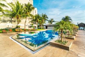 Bazén v ubytování Vietsovpetro Ho Tram Beach Resort & Spa nebo v jeho okolí