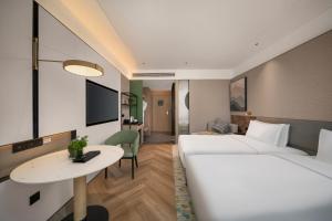 Postel nebo postele na pokoji v ubytování Holiday Inn Shijiazhuang High-tech Zone by IHG