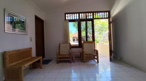 Ein Sitzbereich in der Unterkunft Keyani Bungalows Lovina