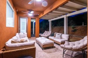 Galeriebild der Unterkunft Retreat, Zion view, Hot Tub, RV Parking, 27 miles Zion in Apple Valley