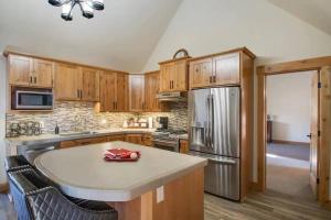 Η κουζίνα ή μικρή κουζίνα στο Mountain View Chalet Getaway 5 Min to Town