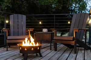 Fotografie z fotogalerie ubytování Hot Tub! The Blue Ridge Luxury Container Home v destinaci Bellmead