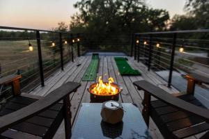 Fotografie z fotogalerie ubytování Hot Tub! The Blue Ridge Luxury Container Home v destinaci Bellmead