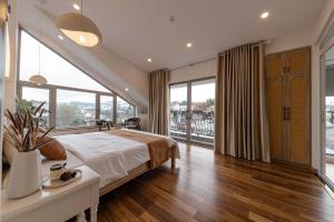 Rúm í herbergi á Jodi Dalat Hotel