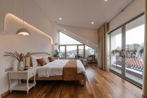 Rúm í herbergi á Jodi Dalat Hotel
