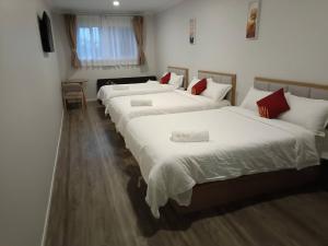 Postel nebo postele na pokoji v ubytování AWA Hotel